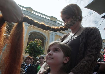 رجل لم يقص شعره أو يغسله منذ 40 عاما