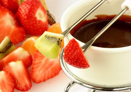 أوعية الشوكولاتة مع الفواكه