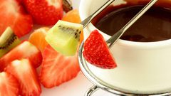أوعية الشوكولاتة مع الفواكه