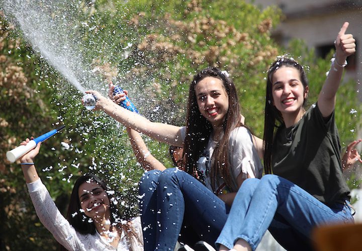 يحتفل الفلسطينيون بعد سماع نتائج الامتحانات النهائية"التوجيهي" ، في مدينة بيت لحم بالضفة الغربية .