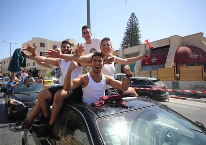 يحتفل الفلسطينيون بعد سماع نتائج الامتحانات النهائية"التوجيهي" ، في مدينة بيت لحم بالضفة الغربية .