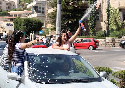 يحتفل الفلسطينيون بعد سماع نتائج الامتحانات النهائية"التوجيهي" ، في مدينة بيت لحم بالضفة الغربية .