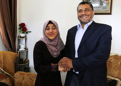 الطالبة رؤى فروانة ، 98.9٪ ، تحتفل مع أسرتها بعد سماعها بنتائج امتحاناتها النهائيةفي  التوجيهي ، في خان يونس في جنوب قطاع غزة.