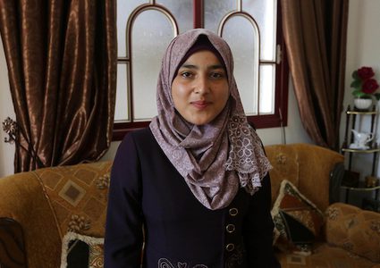 الطالبة رؤى فروانة ، 98.9٪ ، تحتفل مع أسرتها بعد سماعها بنتائج امتحاناتها النهائيةفي  التوجيهي ، في خان يونس في جنوب قطاع غزة.