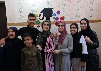 الطالبة سندس المصري ، 98.7٪ ، تحتفل مع أسرتها بعد سماعها لنتائج اختباراتها النهائية في '' التوجيهي '' ، بخان يونس جنوب قطاع غزة