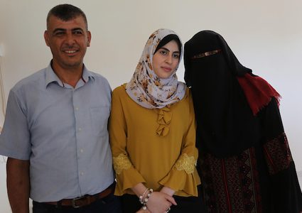 الطالبة آية أبوطنين حاصلة على 98.9%في الثانوية العامة جنوب القطاع