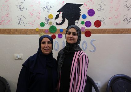 الطالبة سندس المصري ، 98.7٪ ، تحتفل مع أسرتها بعد سماعها لنتائج اختباراتها النهائية في '' التوجيهي '' ، بخان يونس جنوب قطاع غزة