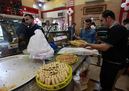 محلات الحلويات بغزة تكتظ بالمشترين في يوم نتائج الثانوية العامة