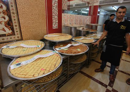 محلات الحلويات بغزة تكتظ بالمشترين في يوم نتائج الثانوية العامة