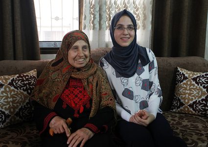 الطالبة آلاء عبدالعاطي 99.7%تحتفل بتفوقها في الثانوية العامة بغزة