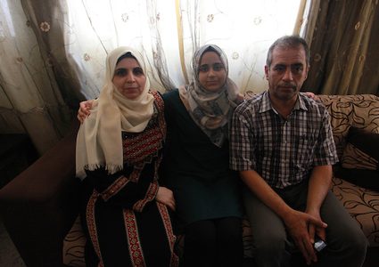 الطالبة هالة مهنا 99.7% تحتفل بنجاحها في الثانوية العامة بغزة