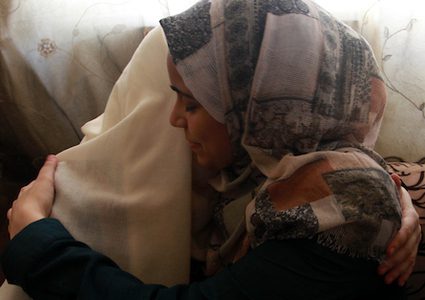 الطالبة هالة مهنا ، 99.7٪ ، تحتفل مع أسرتها بعد سماعها نتائج امتحاناتها النهائية '' التوجيهي '' ، في مدينة غزة .