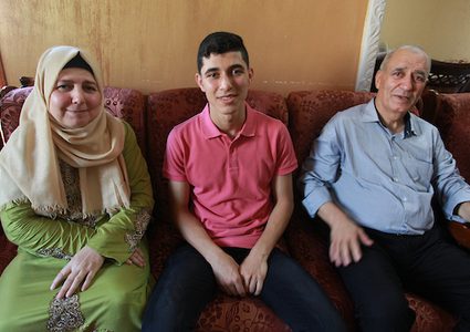 الطالب علي المدهون 99.6%يحتفل بنجاحه في الثانوية العامة بغزة