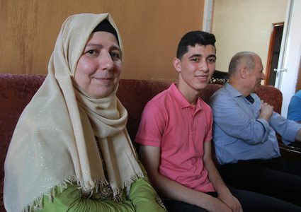 الطالب علي المدهون 99.6%يحتفل بنجاحه في الثانوية العامة بغزة