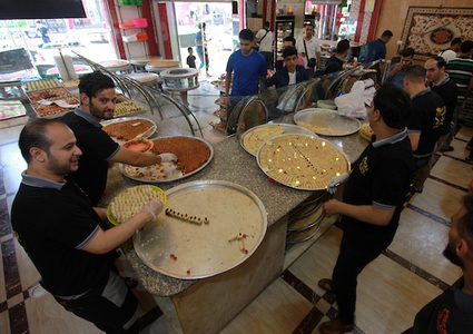 تكتظ المحال التجارية الخاصة ببيع الحلويات بكافة أصنافة ،بالمشترين الذين سارعوا لشراء الحلويات بعد سماع نتائج الثانوية العامة ،وقد اطمأنوا على أولادهم وذويهم ،بأن الحظ قد حالفهم ،فبدت مظاهر الفرح في كل شوارع وبيوت القطاع .