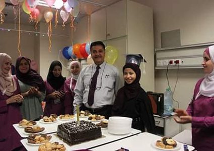 الأطباء بمستشفى النجاح بنابلس يحتفلون بنجاح الطالبة سلسبيل عرباسي