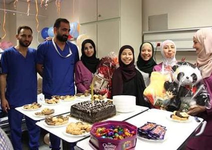 الأطباء في مستشفى النجاح بنابلس يحتفلون بنجاح الطالبة سلسبيل عرباسي داخل قسم الكلى التي كانت تعاني بالعلاج المستمر طوال العام.