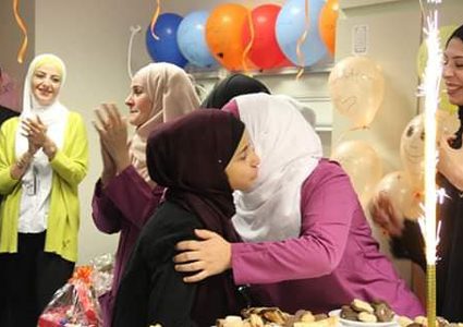 الأطباء بمستشفى النجاح بنابلس يحتفلون بنجاح الطالبة سلسبيل عرباسي