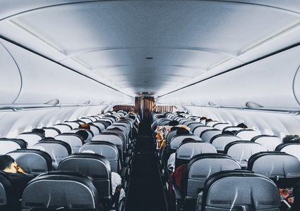 تصرّف "مثير للاشمئزاز" على متن رحلة جوية يثير غضبا عارما!