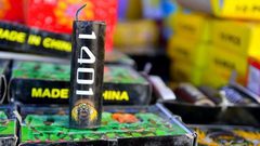 مواطن يسلم مفرقعات وألعاب نارية للشرطة