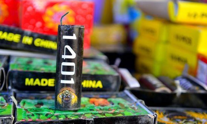 مواطن يسلم مفرقعات وألعاب نارية للشرطة