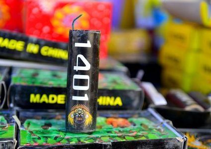 مواطن يسلم مفرقعات وألعاب نارية للشرطة