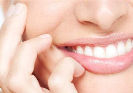 لأسنان ناصعة.. ابتعدوا عن هذين المشروبين