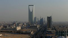 عاصفة ترابية في السعودية تتسبب في تحطم السيارات والمباني