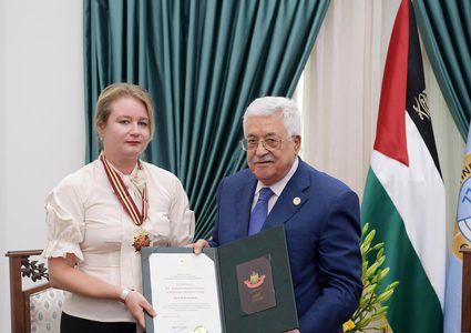 الرئيس عباس يقلد سفيرة بولندا "نجمة القدس" من وسام القدس