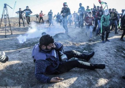 اصابة مصور صحفي بقنبلة غاز بعينه في مسيرات العودة شرق البريج