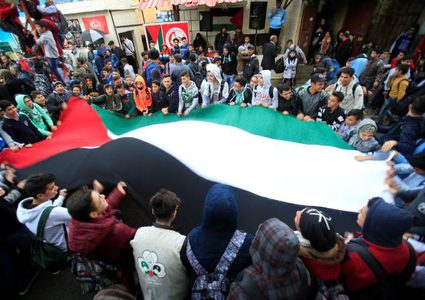 الاحتجاجات في مخيمات اللاجئين بلبنان تتواصل ضد قرار وزير العمل