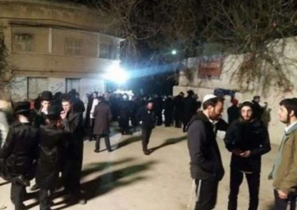 مئات المستوطنين يقتحمون مقامات كفل حارس بسلفيت