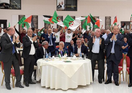 الرئيس عباس يتابع ويشجع منتخب الجزائر في نهائي كأس أمم افريقيا