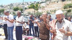 العشرات يؤدون صلاة الجمعة في بلدة سلوان