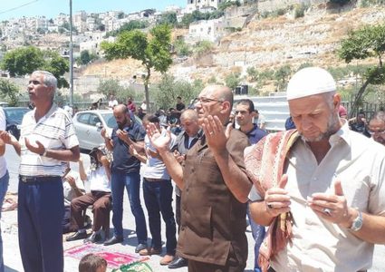 العشرات يؤدون صلاة الجمعة في بلدة سلوان