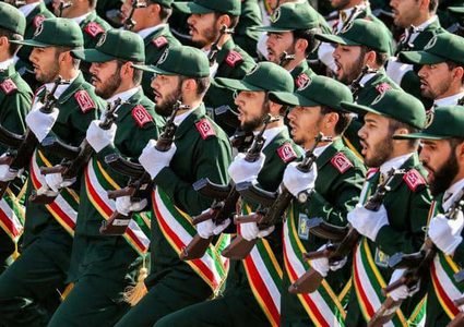 الحرس الثوري: سفينة حربية كانت ترافق الناقلة المحتجزة