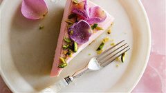 كيك بالفستق والورد