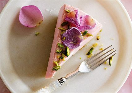 كيك بالفستق والورد