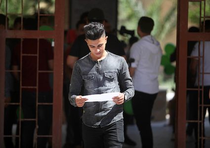 غزة: طلاب الثانوية العامة يحتفلون بتسلم شهاداتهم