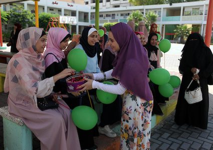 غزة: طلاب الثانوية العامة يحتفلون بتسلم شهاداتهم