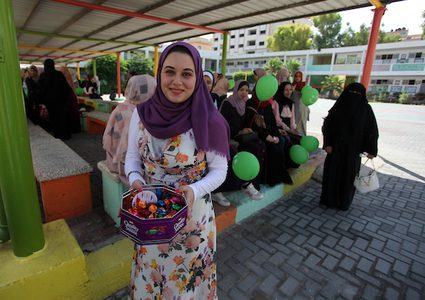 غزة: طلاب الثانوية العامة يحتفلون بتسلم شهادات نجاحهم