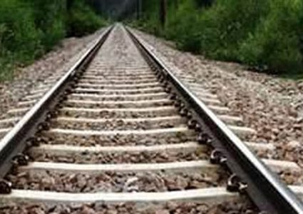 شابة تدفع امرأة مسنة نحو قضبان القطار