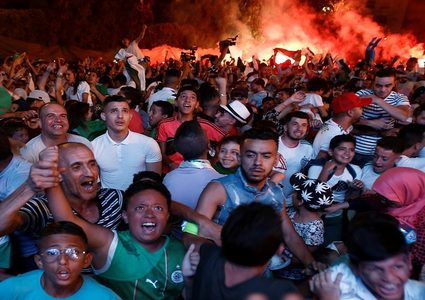 احتفالات الجزائريين تعمّ شوارع باريس