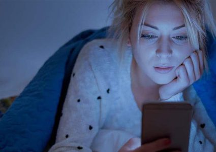 ساعة واحدة من الضوء الأزرق ليلا تصيبك بهذا المرض