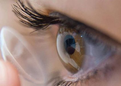 لا تغسلوا العدسات اللاصقة بالمياه