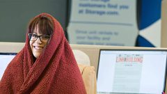 هذا سبب إحساس المرأة بالبرد بالمكتب.. وهكذا تتأثر