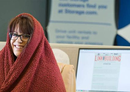 هذا سبب إحساس المرأة بالبرد بالمكتب.. وهكذا تتأثر