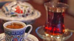 مسؤول سعودي يمنع إدخال الشاي والقهوة إلى مكاتب موظفين المحاكم