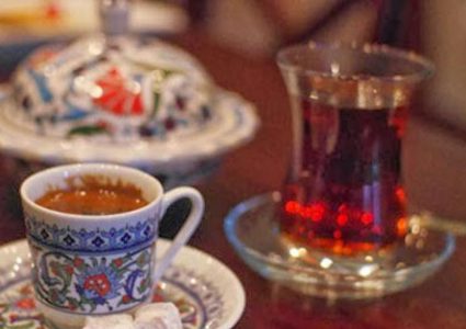 مسؤول سعودي يمنع إدخال الشاي والقهوة إلى مكاتب موظفين المحاكم