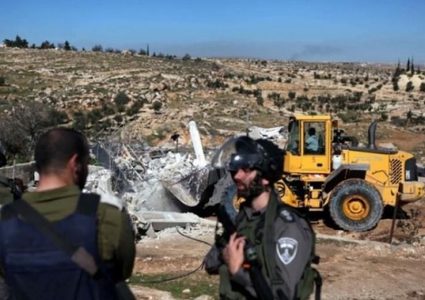 إخطارات بوقف العمل في غرف زراعية وبئر مياه جنوب الخليل